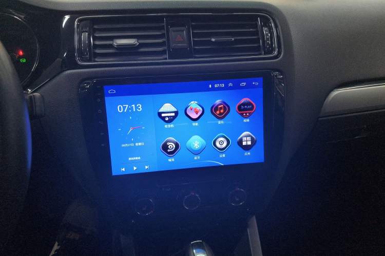 Used Volkswagen Sagitar 2018 1.6L Automatic Comfort Model Audio And AC Panel