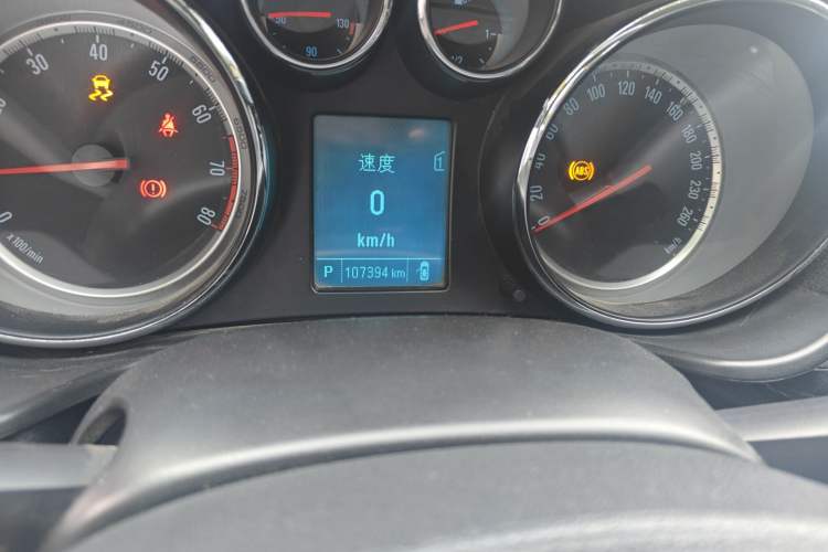 Used Buick Regal 2015 1.6T Leading Technology Model Odometer Close Up