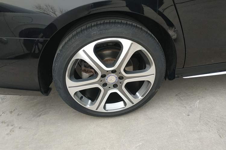 Used Mercedes-Benz E-Class 2016 E 300 L Sporty and Stylish Model
