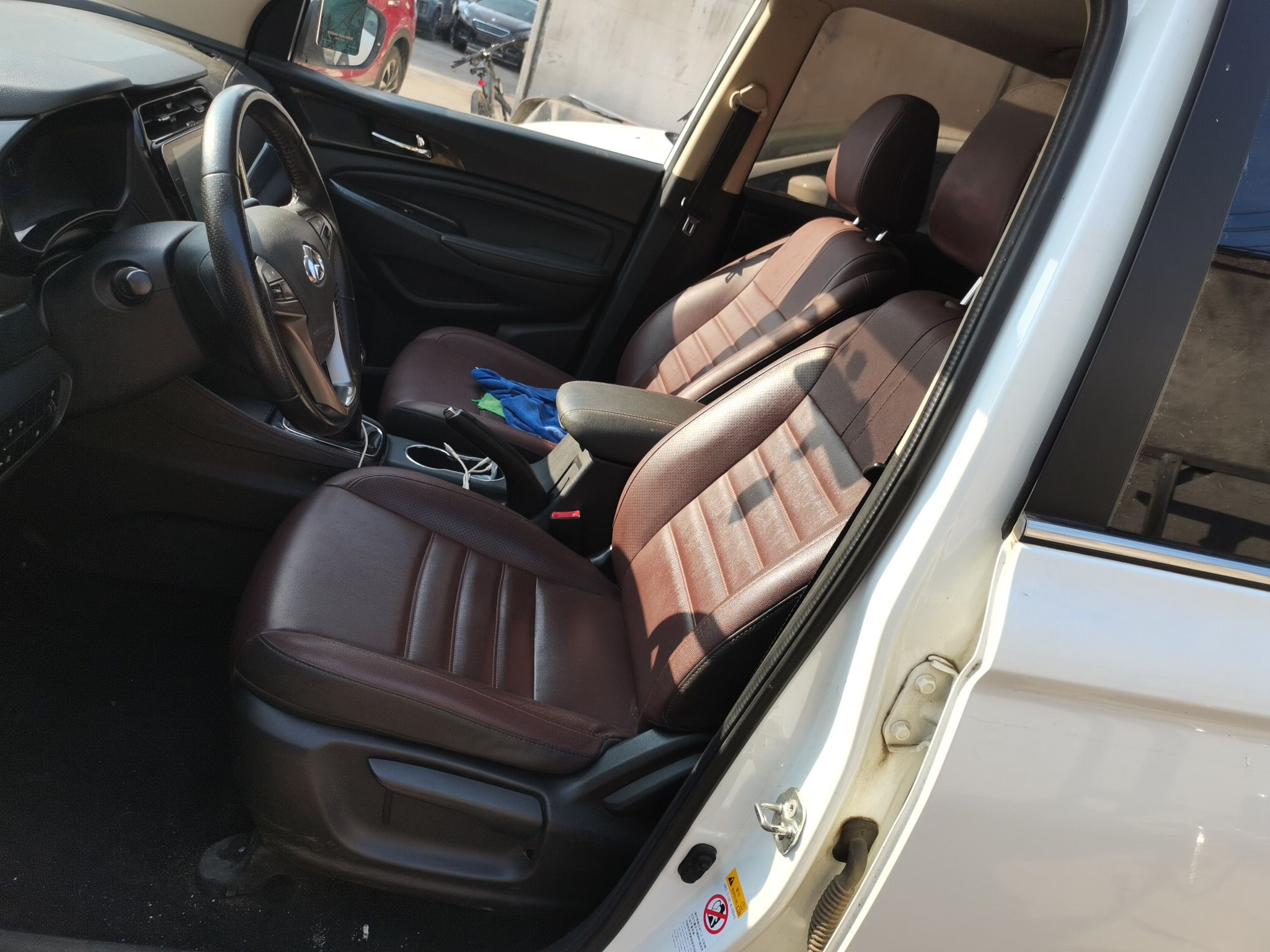 Переднее сиденье в автомобиле