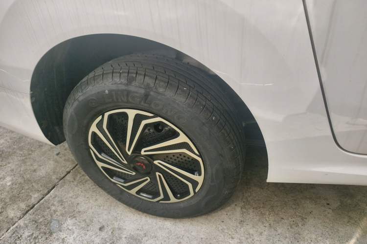 Used Wuling Hongguang New Energy 2024 All-Electric Model 300KM Standard Version Right Rear Wheel Hub