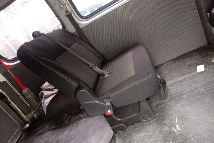 Used SAIC MAXUS Xintu V80 2019 2.5T Classic Edition 6-Speed Manual – Aoyuntong Modified Version Short Wheelbase Mid-Height Roof 5/6 Seats
