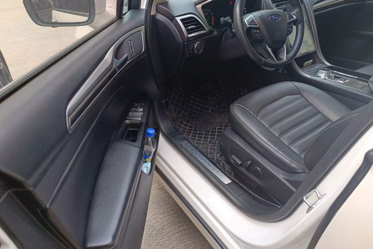 Used Ford Mondeo 2017 EcoBoost 180 Stylish Model Interior 3