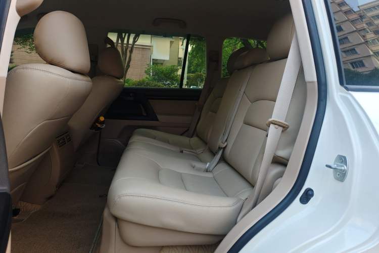 Used Toyota Land Cruiser 2015 4.0L V6 Middle East Low-Trim Version
