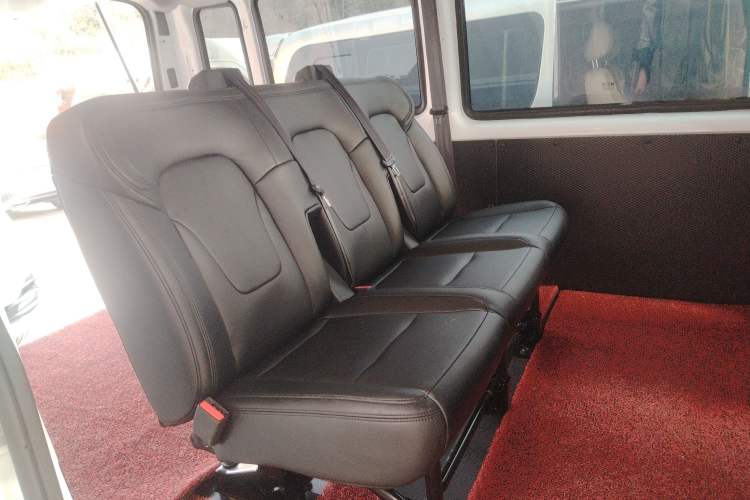 Used JMC Fushun 2025 2.0T 6MT Diesel Short-Wheelbase Low-Roof Commercial Multi-Purpose Passenger Vehicle with 5/6 Seats and Lift-Up Tailgate
