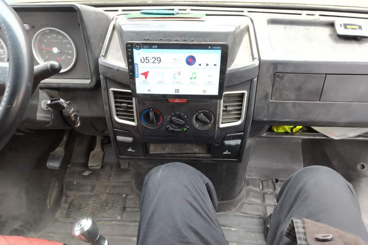 Used Iveco Daily 2020 2.8T V35 Box Truck with Dual Tires Low Roof 3 Seats China VI Emission Standard