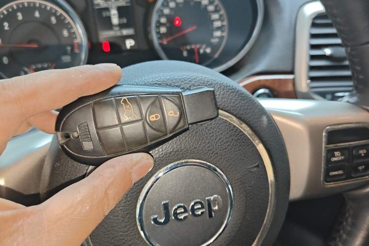 Used Jeep Grand Cherokee 2011 3.6L Luxury Navigation Edition Vehicle Key