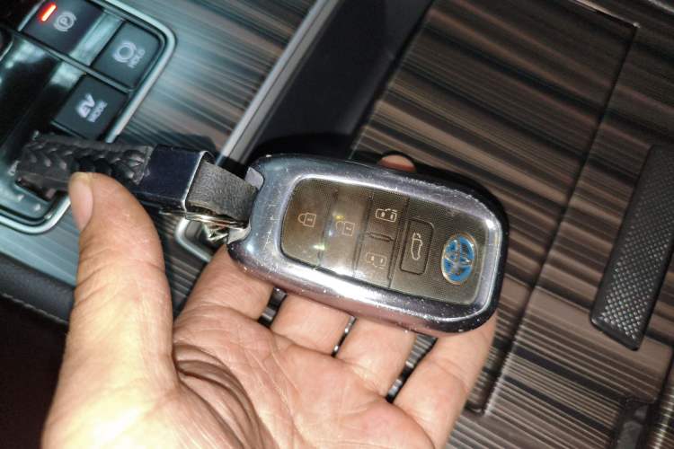 Used Toyota SIENNA 2023 2.5L Hybrid Platinum Edition Vehicle Key