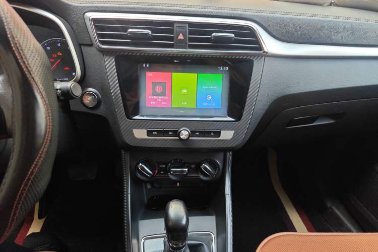 Used MG ZS 2017 1.5L Automatic Luxury Edition Audio And AC Panel