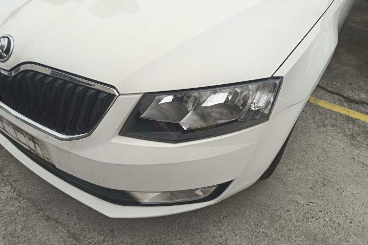 Used Skoda Octavia 2016 1.6L Automatic Front-Wheel Drive Model Left Front Headlight