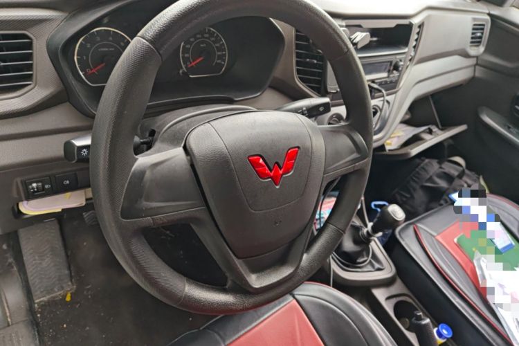 Used Wuling Hongguang V 2022 1.5L Jingqu Edition Enclosed-Window Vehicle with Hydraulic Power Steering LAR