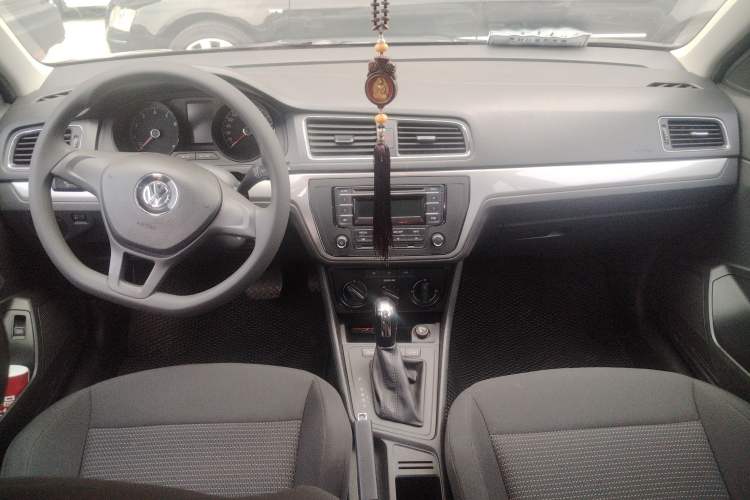 Used Volkswagen Lavida 2015 1.6L Automatic Fashion Edition Center Console