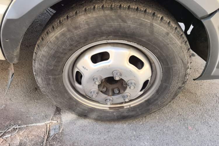 Used Iveco Daily 2021 2.5T A35 M1 Passenger Van 5-9 Seater Short Wheelbase Low Roof Dual Tires Manual Doors Right Front Wheel Hub