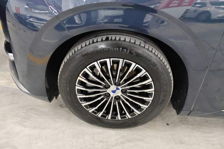 Used Denza D9 2022 DM-i 970 Four-Wheel Drive Flagship Model Left Front Wheel Hub