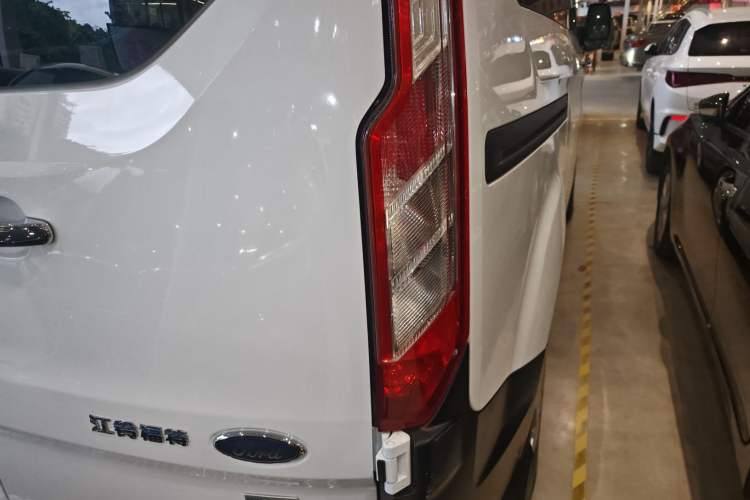 Used Ford Transit 2017 2.0T Gasoline Automatic Multi-Function Commercial Vehicle Short Wheelbase Low Roof China V Standard