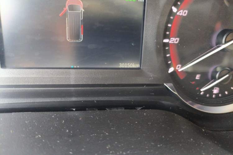 Used SAIC MAXUS Xintu V70 2023 2.0T Elite Edition Manual Transmission Short Wheelbase Low Roof 5/6 Seats (125 hp)