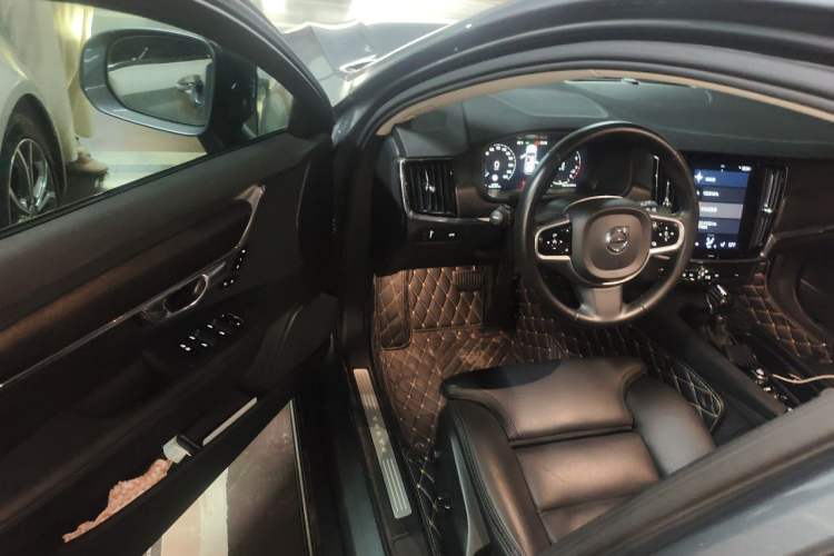 Ojetý Volvo V90 2017 Cross Country T5 AWD Smart Range Edition