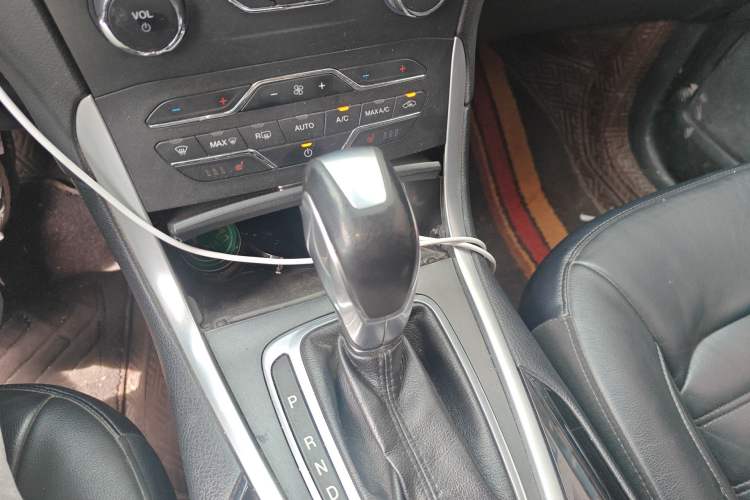 Used Ford Edge 2015 2.0T GTDi Two-Wheel-Drive High-Line Version