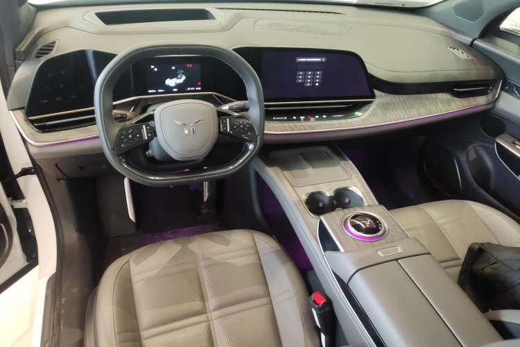 Used Hongqi Tiangong 08 2025 680 Ultra Four-Wheel-Drive Version Center Console