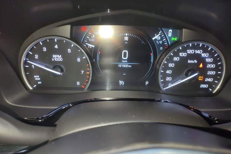 Used Cadillac XT5 2018 25T Luxury Model Odometer Close Up