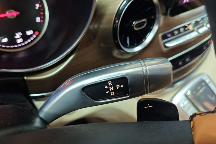 Used Mercedes-Benz V-Class 2021 V 260 L Long Wheelbase Prestige Edition Gear Lever