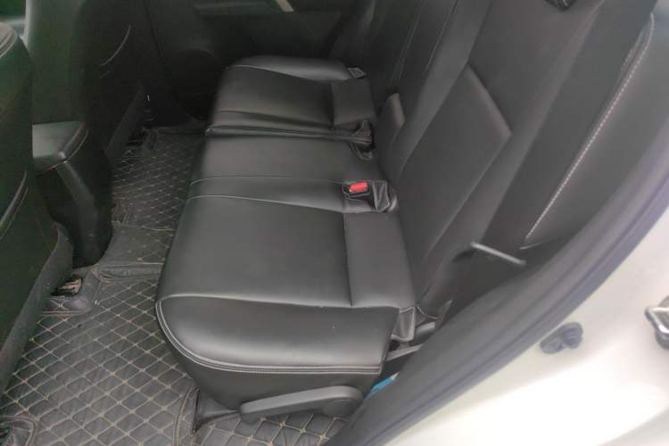 Used Toyota RAV4 2016 2.0L CVT Two-Wheel Drive Fashion Edition China V Standard Left Rear Seat