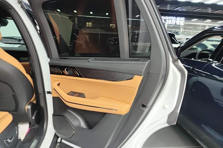 Used Lynk & Co 09 2021 2.0T Halo Six-Seater
