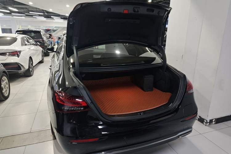 Used Mercedes-Benz E-Class New Energy 2022 Second Facelift E 350 e L Plug-in Hybrid Sedan Trunk