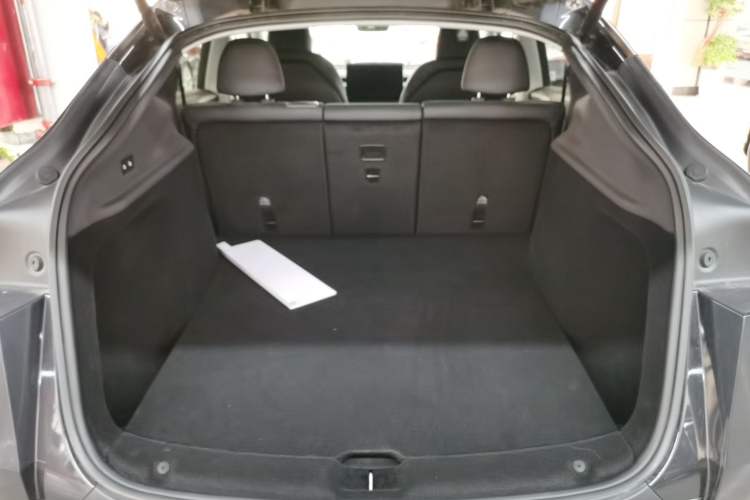 Used Tesla Model Y 2025 Rear-Wheel-Drive Version
