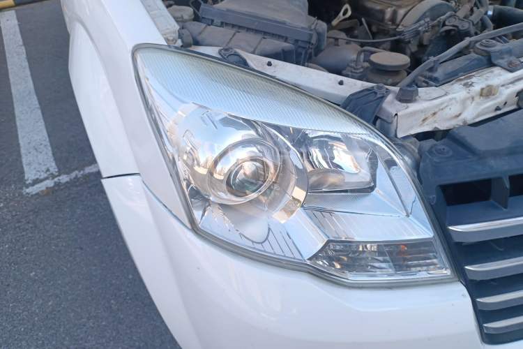 Used Haval H5 Classic 2010 Zhizun Edition 2.4L Four-Wheel Drive Comfort Model Right Front Headlight
