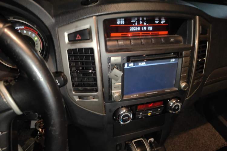 Used Mitsubishi Pajero 2015 3.0L Automatic Luxury Version China IV Standard
