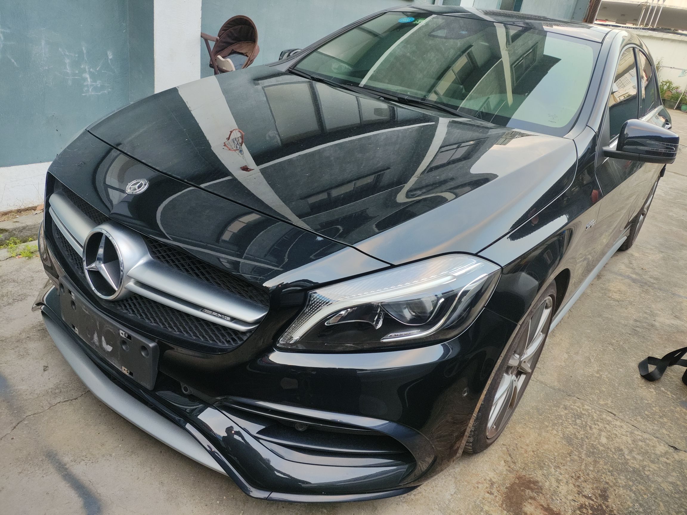 Под передней частью автомобиля