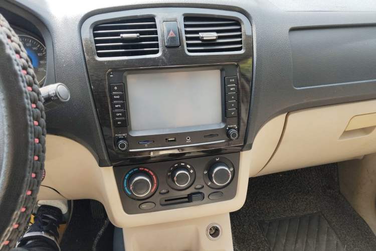 Used Dongfeng Fengon 360 2015 1.5L Manual Comfort II 7-Seater Audio And AC Panel