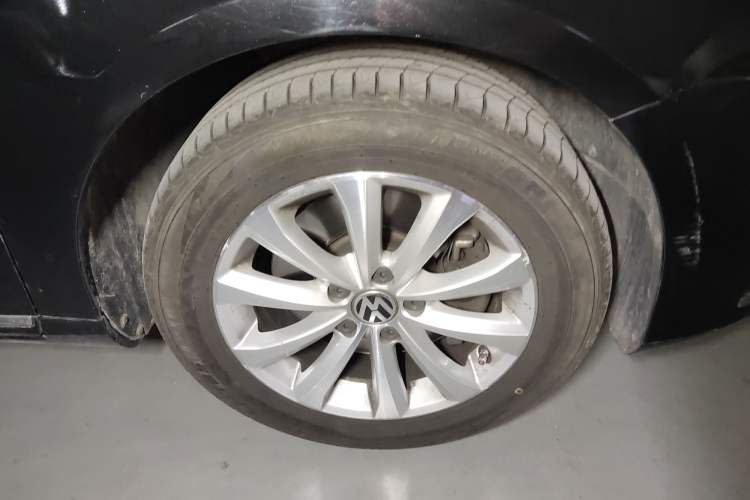 Used Volkswagen Magotan 2015 Facelift 1.8TSI Luxury Model Right Front Wheel Hub