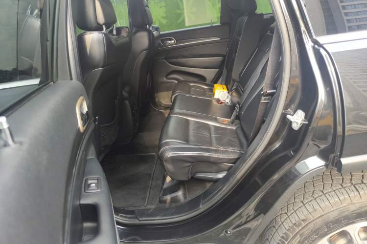 Used Jeep Grand Cherokee 2014 3.0TD Diesel Comfort Navigation Version Interior 4