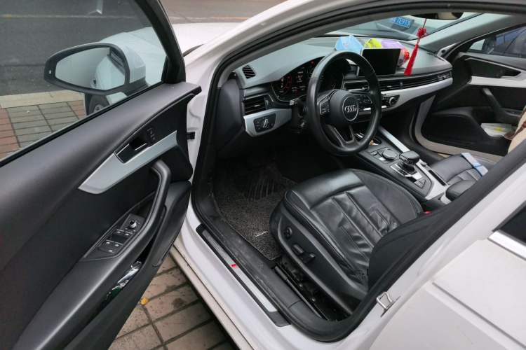 Used Audi A4L 2019 40 TFSI Fashion Edition China VI Emission Standard Driver Seat