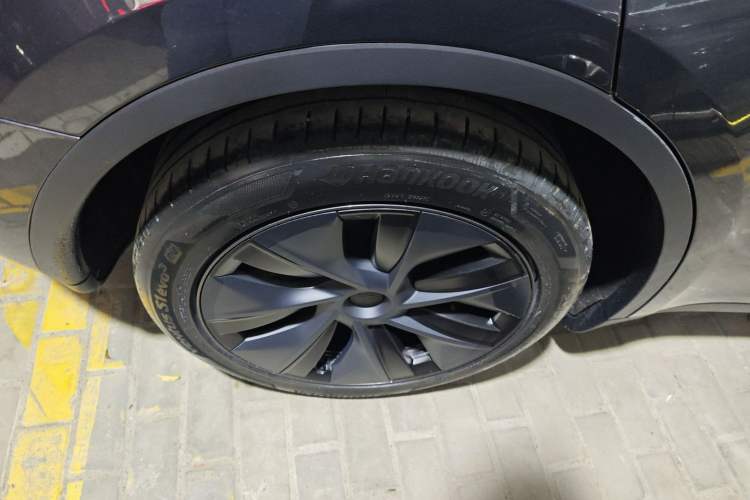 Used Tesla Model Y 2024 Long-Range All-Wheel-Drive Version Right Rear Wheel Hub