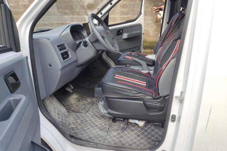 Used Wuling Yangguang 2026 Model, 440km Bus Comfort Edition, 6 Seats
