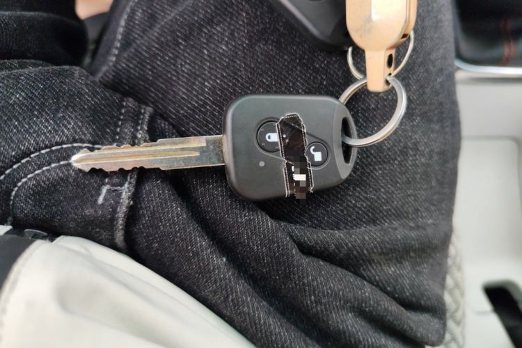 Used Jinbei New Hiace X30L 2024 Wealth Edition Van 2/5 Seats Front-Mounted Air Conditioning Vehicle Key