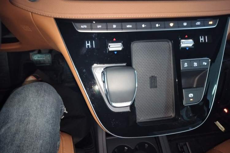 Used Hongqi HQ9 2023 2.0T Smart Connect Flagship Edition Gear Lever