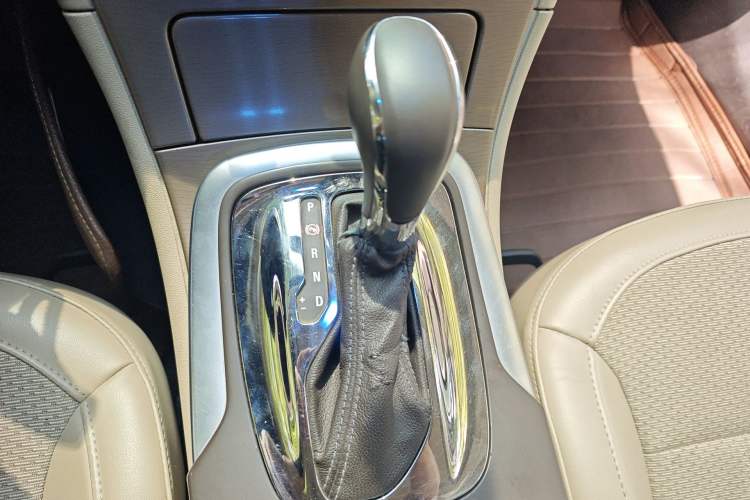 Used Buick Regal 2012 2.0L Luxury Edition Gear Lever