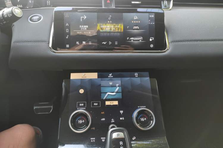 Used Land Rover Range Evoque 2023 Aurora L 249 PS Luxury Edition Audio And AC Panel