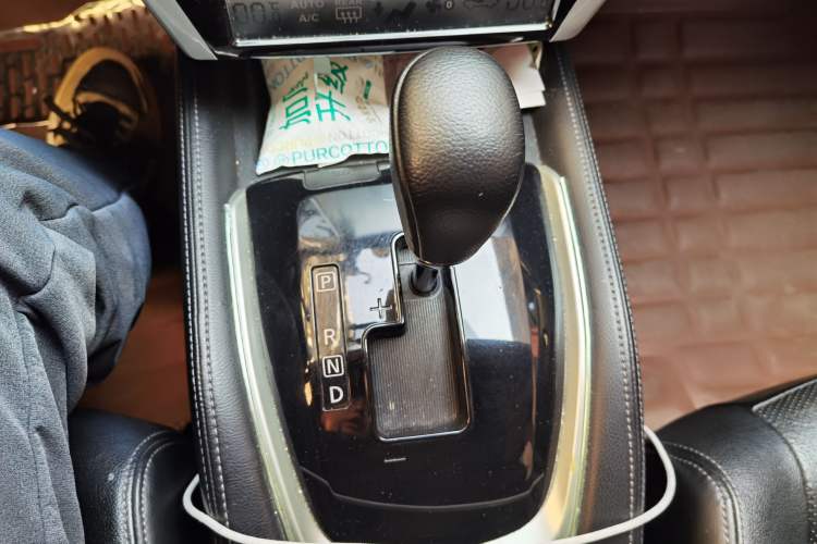 Used Nissan X-Trail 2014 2.0L CVT Comfort Edition 2WD Gear Lever