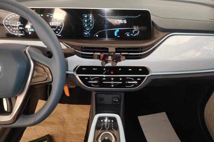 Used CHANGAN Benni E-Star 2022 Qingxin Edition Colorful Model Lithium Iron Phosphate Audio And AC Panel