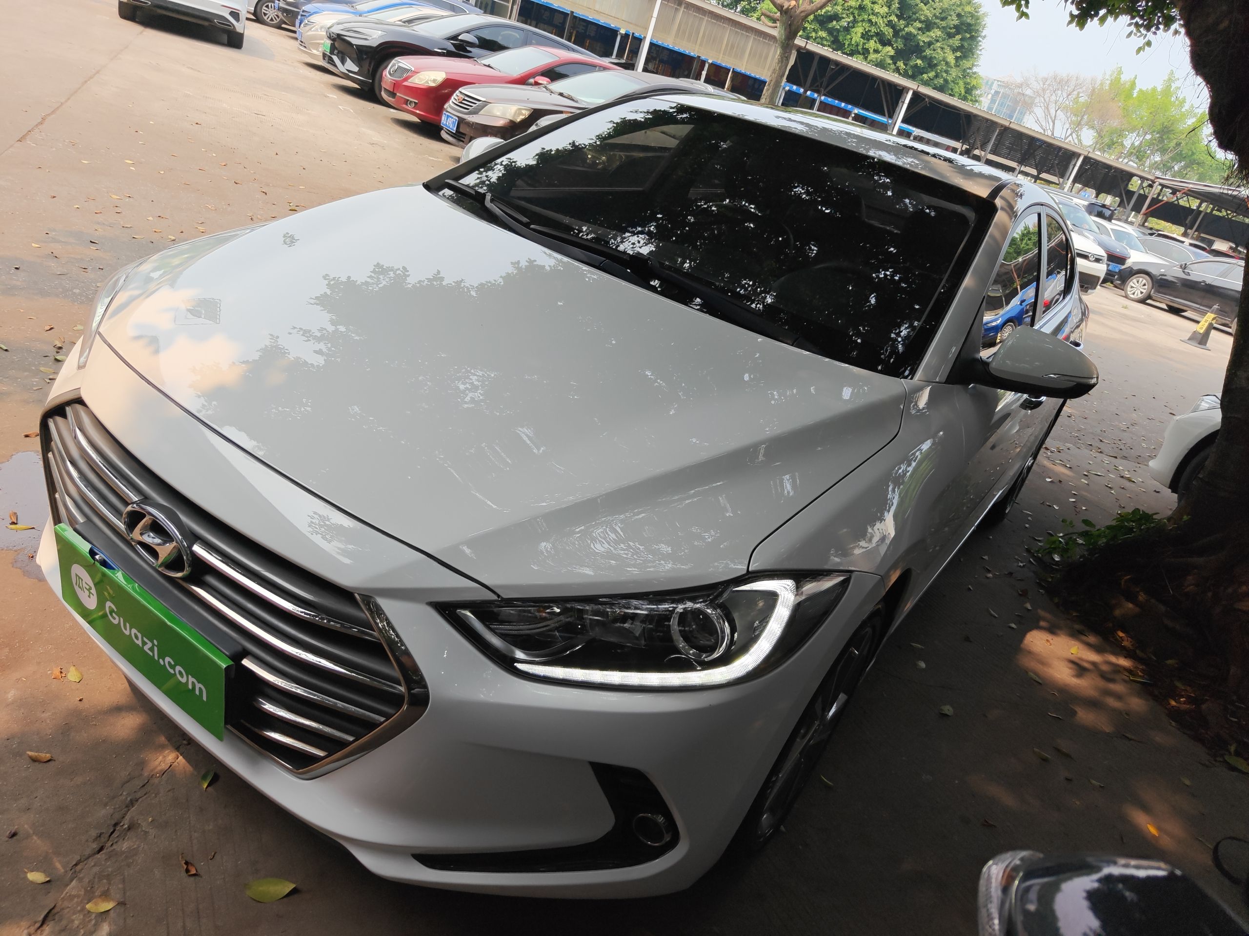 Под передней частью автомобиля