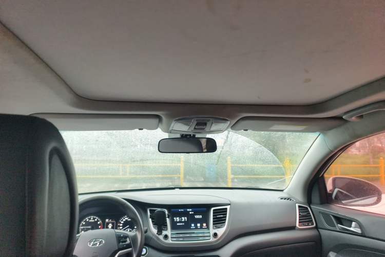 Used Hyundai Tucson 2015 1.6T Dual-Clutch Two-Wheel-Drive Smart Model Headliner