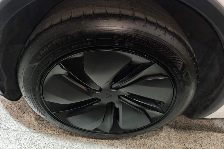 Used Tesla Model Y 2025 Rear-Wheel-Drive Version Exterior 4