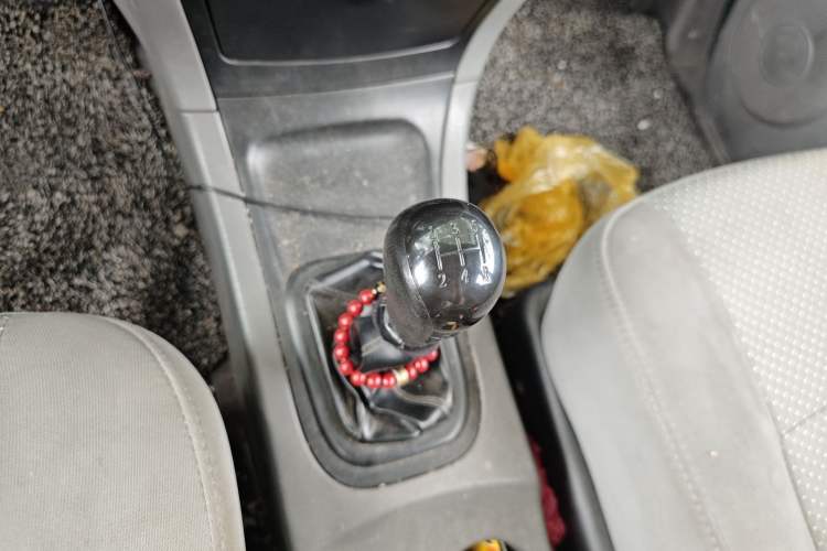 Used Dongfeng Shuaike 2013 Revised Version 1.5L Manual Standard Edition 7 Seats China IV Standard Gear Lever