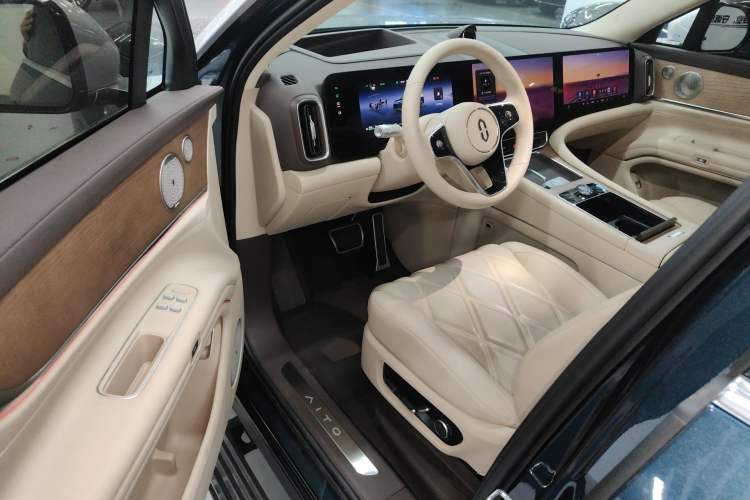 Used Hima AITO M9 2025 Extended-Range Ultra Version 52 kWh 6-Seater
