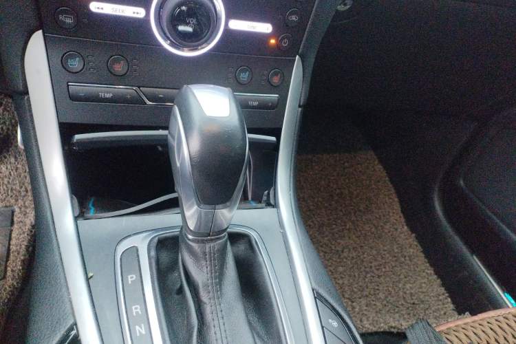 Used Ford Edge 2016 EcoBoost 245 Four-Wheel Drive Titanium 7-Seater Gear Lever